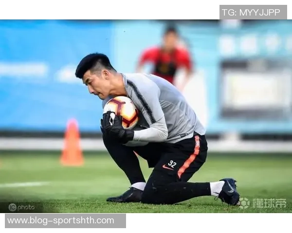 媒体人解读杨立瑜竖大拇指事件背后的真实情感与球迷互动的误解